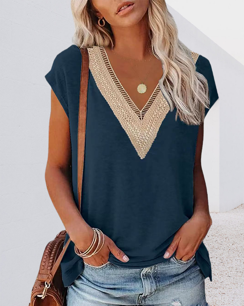 V-neck lace T-shirt